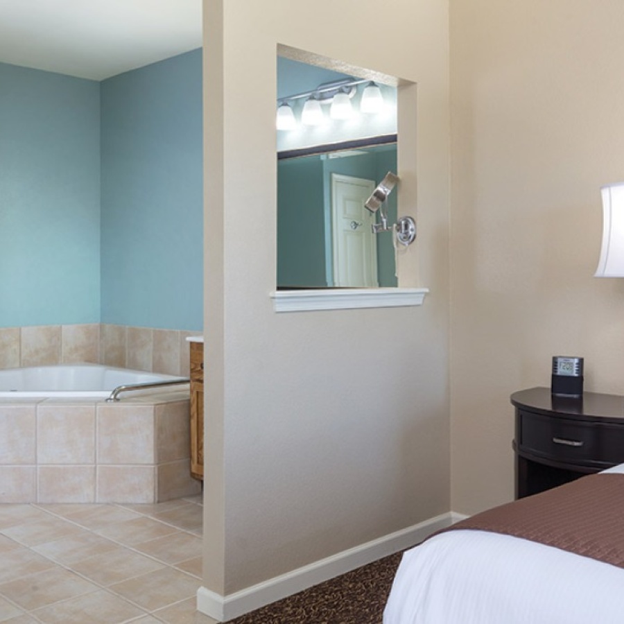 Jetted tub en suite with Master